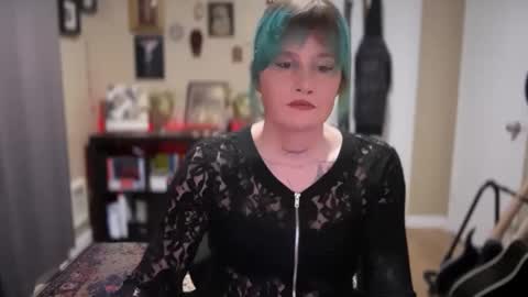 Saoirse online show from December 4, 5:05 am