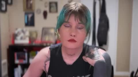 Saoirse online show from December 5, 8:11 pm