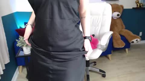 Snapshot of hebelongs2her chatting on November 6, 8:43 pm hebelongs2her online show from November 6, 8:43 pm