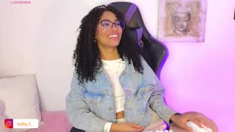 Snapshot of heily_fox chatting on February 26, 7:20 am HEILY online show from February 26, 7:20 am