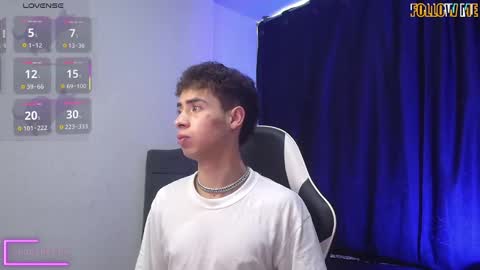 Snapshot of hellcat_xx chatting on October 4, 1:53 pm CROW online show from October 4, 1:53 pm