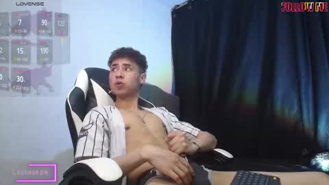 Snapshot of hellcat_xx chatting on October 10, 12:42 am CROW online show from October 10, 12:42 am