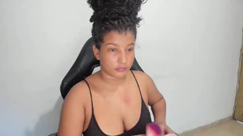 Snapshot of hellen_scot_ chatting on November 11, 10:21 pm hellen_scot_ online show from November 11, 10:21 pm