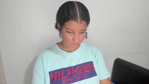 Snapshot of hellen_scot_ chatting on November 16, 12:05 am hellen_scot_ online show from November 16, 12:05 am