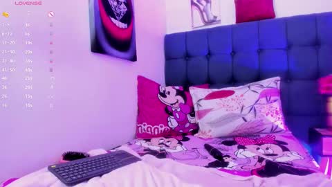 Snapshot of hellen_starx chatting on November 7, 2:39 pm hellen_starx online show from November 7, 2:39 pm