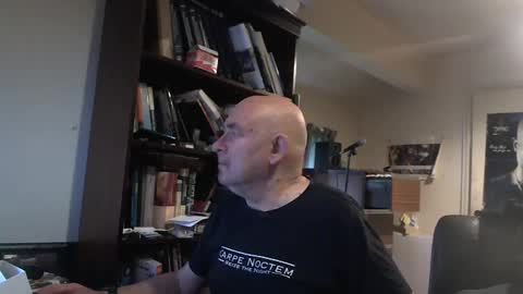 Snapshot of hermeneutika chatting on December 5, 10:44 am mature online show from December 5, 10:44 am