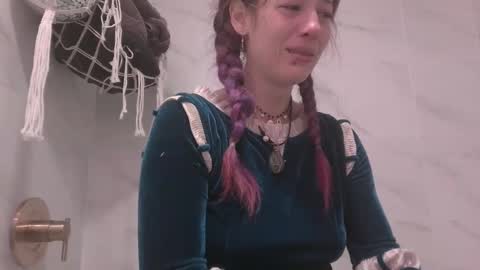 Snapshot of heynicole01 chatting on January 31, 12:39 am FlexieFae online show from January 31, 12:39 am