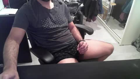 Snapshot of hi_im_chuck chatting on January 29, 6:43 am hi_im_chuck online show from January 29, 6:43 am