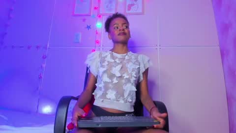 Snapshot of hillary_banks__ chatting on December 21, 7:24 am Hillary online show from December 21, 7:24 am