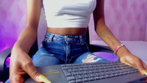 Snapshot of hillary_banks__ chatting on February 4, 4:59 am Hillary online show from February 4, 4:59 am