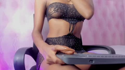 Snapshot of hillary_banks__ chatting on February 8, 3:52 am Hillary online show from February 8, 3:52 am