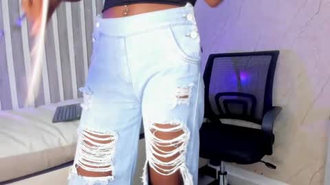 Snapshot of hillary_banks__ chatting on February 15, 11:03 pm Hillary online show from February 15, 11:03 pm