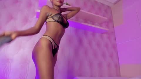 Snapshot of hillary_banks__ chatting on February 20, 8:50 am Hillary online show from February 20, 8:50 am