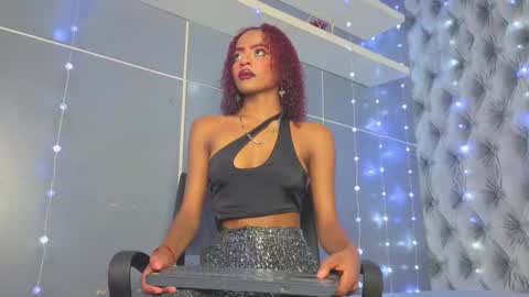 Snapshot of hillary_banks__ chatting on November 30, 7:01 am Hillary online show from November 30, 7:01 am