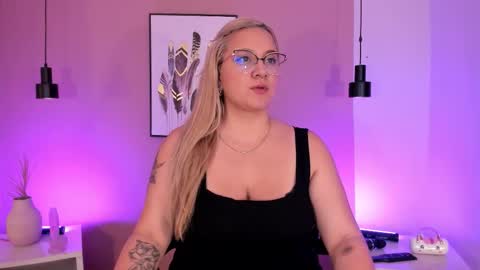 Hollie online show from September 20, 11:33 am