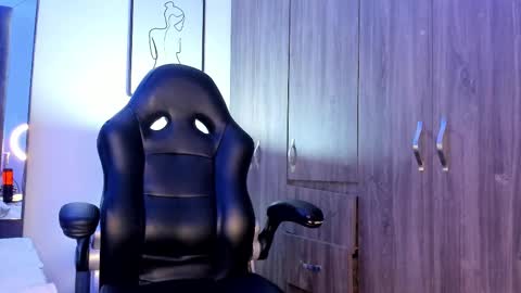 Snapshot of holly_29_m chatting on February 17, 6:42 am Mara online show from February 17, 6:42 am