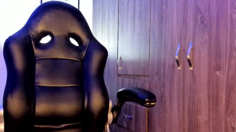 Snapshot of holly_29_m chatting on February 21, 8:51 am Mara online show from February 21, 8:51 am