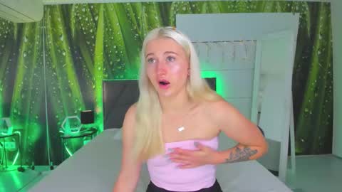 HollyTaillor online show from October 1, 5:35 am