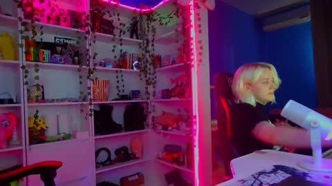 Snapshot of holy_mistresss chatting on October 22, 10:15 am holy_mistresss online show from October 22, 10:15 am