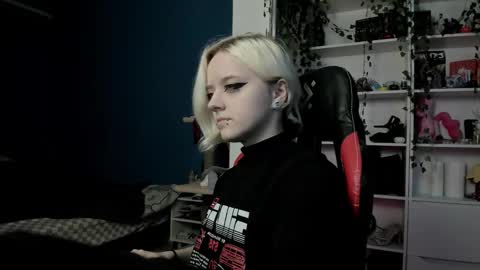 Snapshot of holy_mistresss chatting on November 5, 9:42 am holy_mistresss online show from November 5, 9:42 am