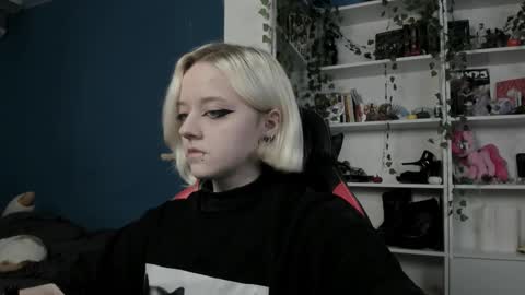 Snapshot of holy_mistresss chatting on November 15, 9:17 am holy_mistresss online show from November 15, 9:17 am