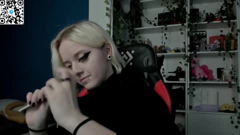 Snapshot of holy_mistresss chatting on December 2, 10:20 am holy_mistresss online show from December 2, 10:20 am