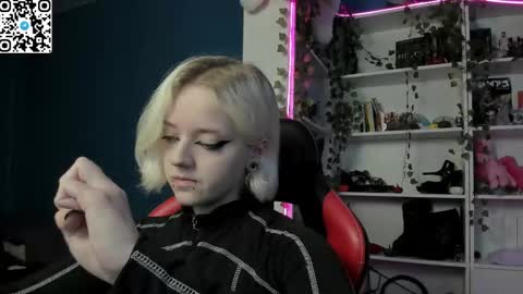 Snapshot of holy_mistresss chatting on December 5, 10:24 am holy_mistresss online show from December 5, 10:24 am