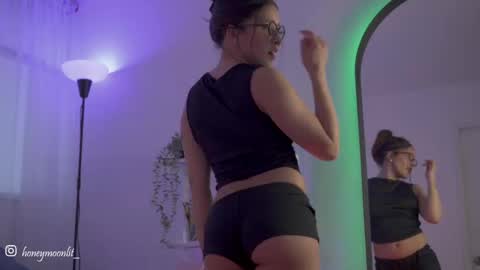 Snapshot of honeeeey_ chatting on September 15, 10:32 pm honeeeey_ online show from September 15, 10:32 pm