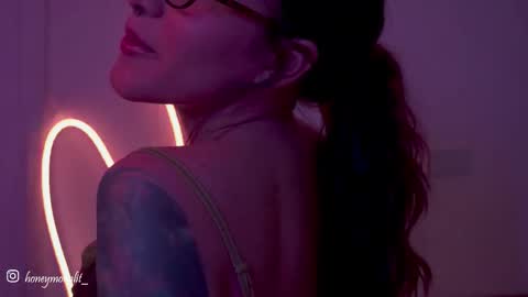 Snapshot of honeeeey_ chatting on September 25, 12:14 am honeeeey_ online show from September 25, 12:14 am