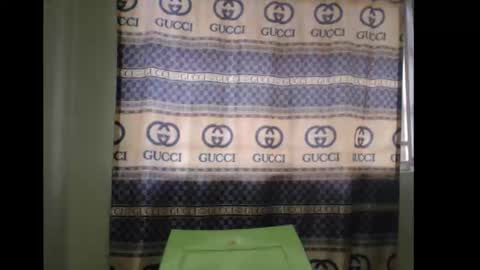 Snapshot of honey_dollxx chatting on October 4, 10:35 am Flora online show from October 4, 10:35 am