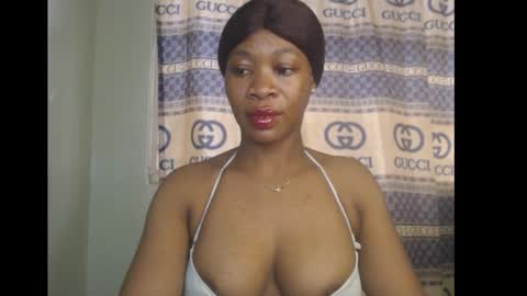 Snapshot of honey_dollxx chatting on October 22, 8:36 am Flora online show from October 22, 8:36 am