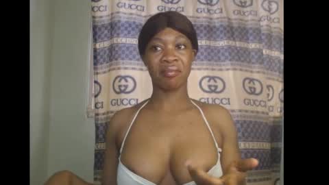 Snapshot of honey_dollxx chatting on October 24, 8:22 am Flora online show from October 24, 8:22 am