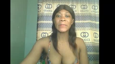 Snapshot of honey_dollxx chatting on November 5, 8:47 am Flora online show from November 5, 8:47 am