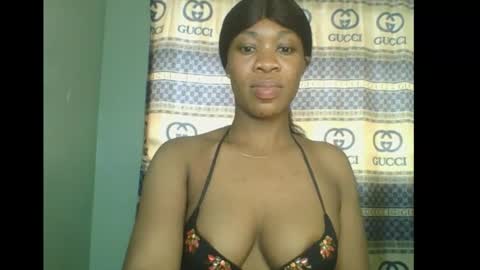 Snapshot of honey_dollxx chatting on November 7, 3:12 pm Flora online show from November 7, 3:12 pm