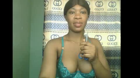 Snapshot of honey_dollxx chatting on November 12, 9:10 am Flora online show from November 12, 9:10 am