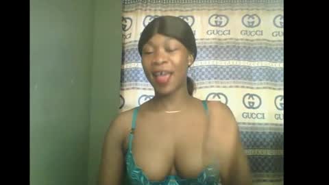 Snapshot of honey_dollxx chatting on November 13, 8:35 am Flora online show from November 13, 8:35 am