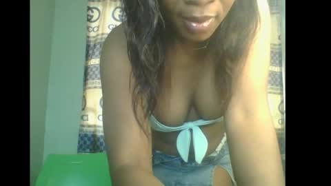 Snapshot of honey_dollxx chatting on November 19, 10:37 am Flora online show from November 19, 10:37 am