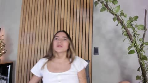 Sofia independent model online show from December 6, 11:33 am