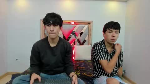 Snapshot of hoot_booys_ chatting on November 24, 7:57 pm hoot_booys_ online show from November 24, 7:57 pm