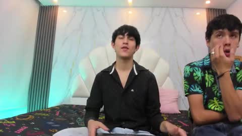 Snapshot of hoot_booys_ chatting on December 4, 7:33 pm hoot_booys_ online show from December 4, 7:33 pm