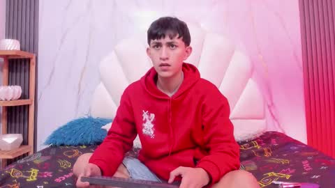 Snapshot of hoot_booys_ chatting on December 14, 8:46 pm hoot_booys_ online show from December 14, 8:46 pm