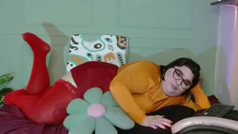 Snapshot of horny_neighbors_ chatting on December 6, 10:05 am onlyTiffany I broke up with frank 10 days ago online show from December 6, 10:05 am