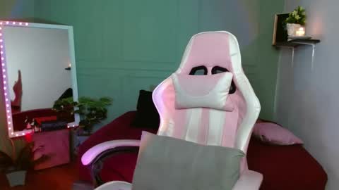 Snapshot of horny_neighbors_ chatting on December 25, 8:07 am onlyTiffany I broke up with frank 10 days ago online show from December 25, 8:07 am