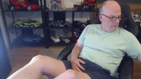 Snapshot of hornynthick70 chatting on December 15, 4:40 am hornynthick70 online show from December 15, 4:40 am