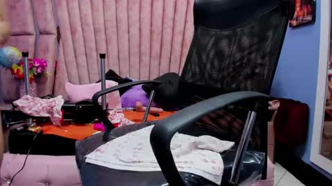 hornyskinny26 online show from November 12, 5:41 am