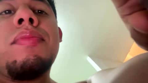 Snapshot of hot2512 chatting on February 24, 3:33 am hot2512 online show from February 24, 3:33 am