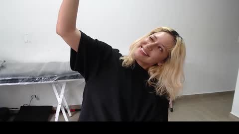 Mia online show from March 3, 3:53 pm