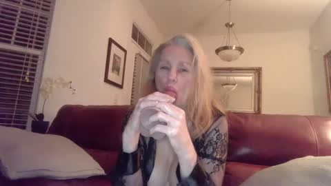Snapshot of hotblondemilf1962 chatting on January 28, 10:45 am hotblondemilf1962 online show from January 28, 10:45 am