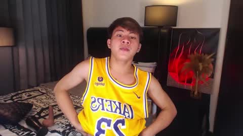 Snapshot of hotfucker_drei chatting on October 3, 8:00 am hotfucker_drei online show from October 3, 8:00 am