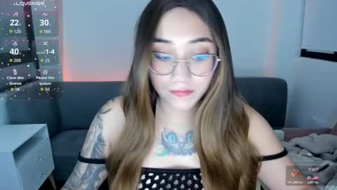 Snapshot of hottbee1 chatting on December 2, 9:21 pm AMY online show from December 2, 9:21 pm